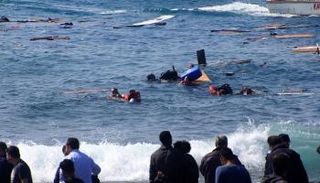 انقلاب مركب يقل 50 مهاجرا قبالة سواحل ليبيا - أرشيفية