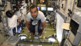 هزاع المنصوري يجري تجربة "مؤشرات حالة العظام" بمحطة الفضاء الدولية