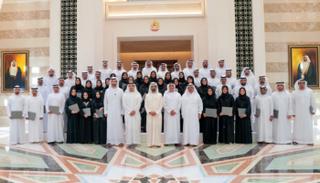 الشيخ محمد بن راشد آل مكتوم يتوسط الخريجين