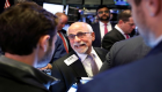 وول ستريت تفتح مرتفعة بدعم من أبل