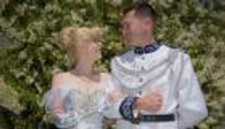 أمريكية بدون ذراع تحقق حلمها بملابس سندريلا و"ذراع زجاجية"