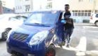 إثيوبي يصنع سيارة تسع 4 أشخاص من "الخردة" 