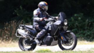 شركة سويدية تطرح دراجة نارية للأراضي الوعرة