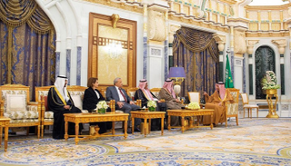 خادم الحرمين يستقبل وفد المنظمة العربية للهلال الأحمر