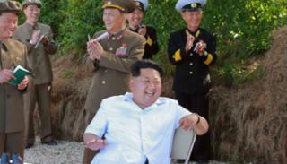 الزعيم الكوري الشمالي كيم جونج أون يراقب إطلاق صاروخ - أرشيفية