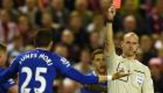 مزحة تُفقد حكما إنجليزيا سابقا وظيفته