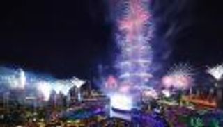 الألعاب النارية تضيء سماء الإمارات احتفالاً بالعام الجديد