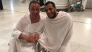 سر ظهور الخطيب على كرسي متحرك أثناء أداء العمرة