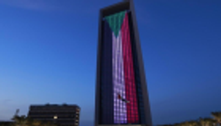 مبنى أدنوك بأبوظبي يتزين بألوان العلم السوداني في ذكرى الاستقلال