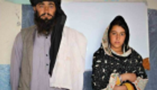 لا يقرأ ومريض بالقلب.. أفغاني يسير 12 كيلومترا يومياً لتعليم بناته