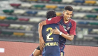 لاعب الوحدة الإماراتي يهدي ثنائية الشارقة لزميله المصاب