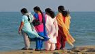 "سلوار كاميز".. زي باكستاني تقليدي يرتديه النساء والرجال