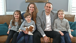 مارين وريكاردو شامورو يتوسطان أولادهما جوانا ويوهان وتوماس 