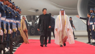 ولي عهد أبوظبي يصل لإسلام آباد