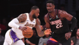 العملاق جيمس يقود انتفاضة ليكرز في دوري السلة الأمريكي