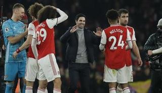 أرتيتا مدرب الجانرز مع لاعبيه