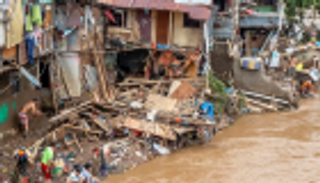 ارتفاع حصيلة ضحايا الفيضانات في إندونيسيا إلى 43 قتيلا