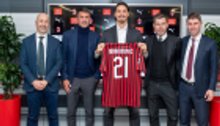 على طريقة هيجوايين.. إبراهيموفيتش يفسر اختيار الرقم "21" مع ميلان