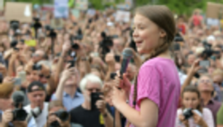 جريتا تونبرج تشارك في احتجاج طلابي أمام برلمان السويد