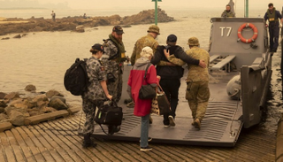 البحرية الأسترالية تساعد في عمليات الإجلاء 