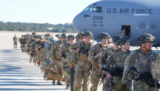 جنود أمريكان في طريقهم للشرق الأوسط