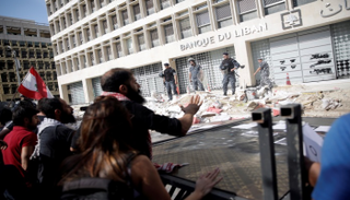 مواجهات بين المودعين والبنوك في لبنان