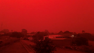 السماء تضيء باللون الأحمر مع اقتراب حرائق الغابات في فيكتوريا