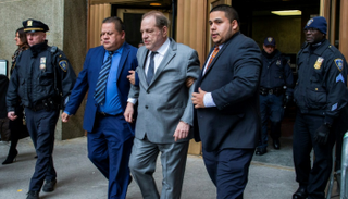 المنتج هارفي واينستين لدى خروجه من محكمة مانهاتن