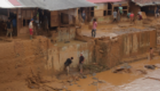 الفيضانات تقتل 60 وتشرد عشرات الآلاف في إندونيسيا