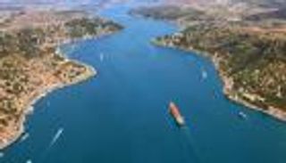 محطة فرنسية تحذر من استهداف إيران حركة التجارة بـ"هرمز"