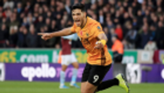 مدرب ولفرهامبتون يفتح الباب أمام رحيل هدف قطبي مانشستر