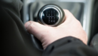 أضرار "التعشيق" الخاطئ للسيارة.. لا ترتكبها