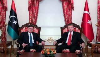 أردوغان والسراج عقب توقيع الاتفاق المشبوه - أرشيفية
