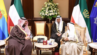  أمير الكويت خلال استقباله الأمير تركي بن محمد بن فهد آل سعود