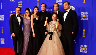 المخرج كوينتن تارانتينو مع طاقم فيلمه "ذات مرة في هوليوود" 