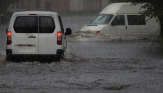 السائقون واجهوا صعوبات نتيجة تراكم المياه في الطرق