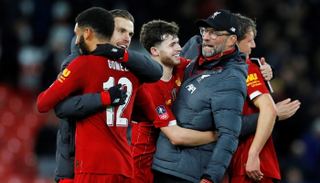 احتفال ليفربول بتخطي إيفرتون