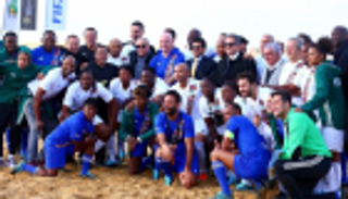 وزير الرياضة المصري يشهد مباراة أساطير العالم بسفح الأهرامات