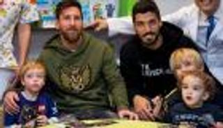 ميسي ونجوم برشلونة يفكون نحس العام الجديد بزيارة إنسانية