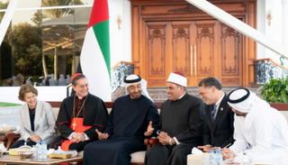 الشيخ محمد بن زايد يتبادل الحديث مع أعضاء اللجنة