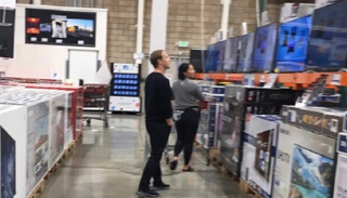 زوكربيرج مع زوجته في متجر كوستكو الاقتصادي