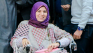 مصرية تتحدى ضمور العضلات بالرسم والخط العربي