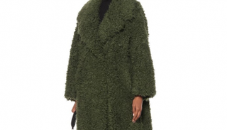 المعطف يتألق هذا الشتاء بألوان فاتحة مثل الزيتوني