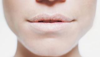 تشقق الشفاه أحد أبرز مظاهر الضرر من الطقس البارد