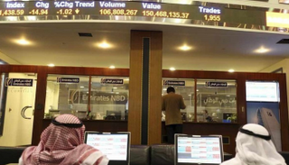 أسهم البنوك ترتفع في السعودية والإمارات وتتراجع في قطر