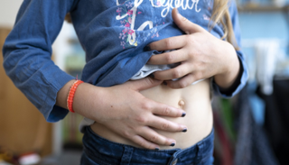 القولون العصبي يهاجم الأطفال بسبب التوتر النفسي