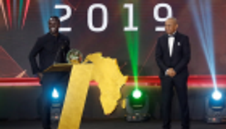 ملابس بالية وحذاء ممزق يصعدان بماني إلى قمة المجد الأفريقي