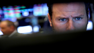 متعاملان أثناء التداول في بورصة نيويورك - رويترز