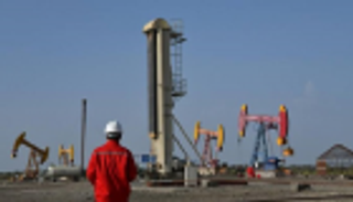 "سي.إن.بي.سي" الصينية تسحب موظفين من حقل نفط عراقي