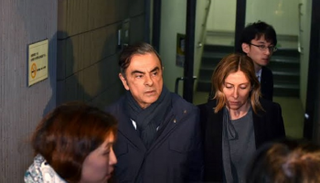 كارلوس غصن وزوجته قبل مغادرة اليابان - أرشيفية